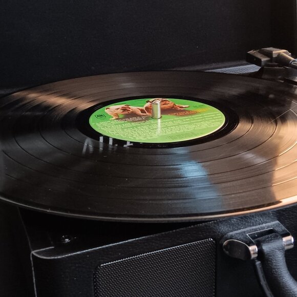 Captain & Tennille - Greatest Hits - Circa 1977 - Picture 2 of 2